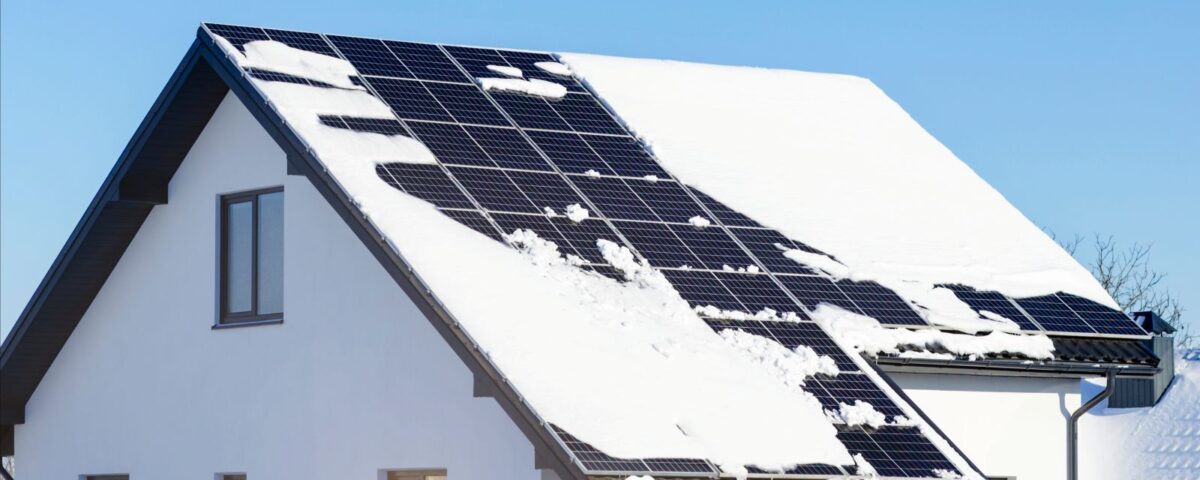 Solaranlage mit Schnee bedeckt